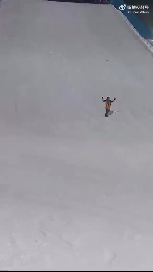 早日康复❤️中国21岁单板滑雪小将王梓阳摔到U型槽上,现已无碍