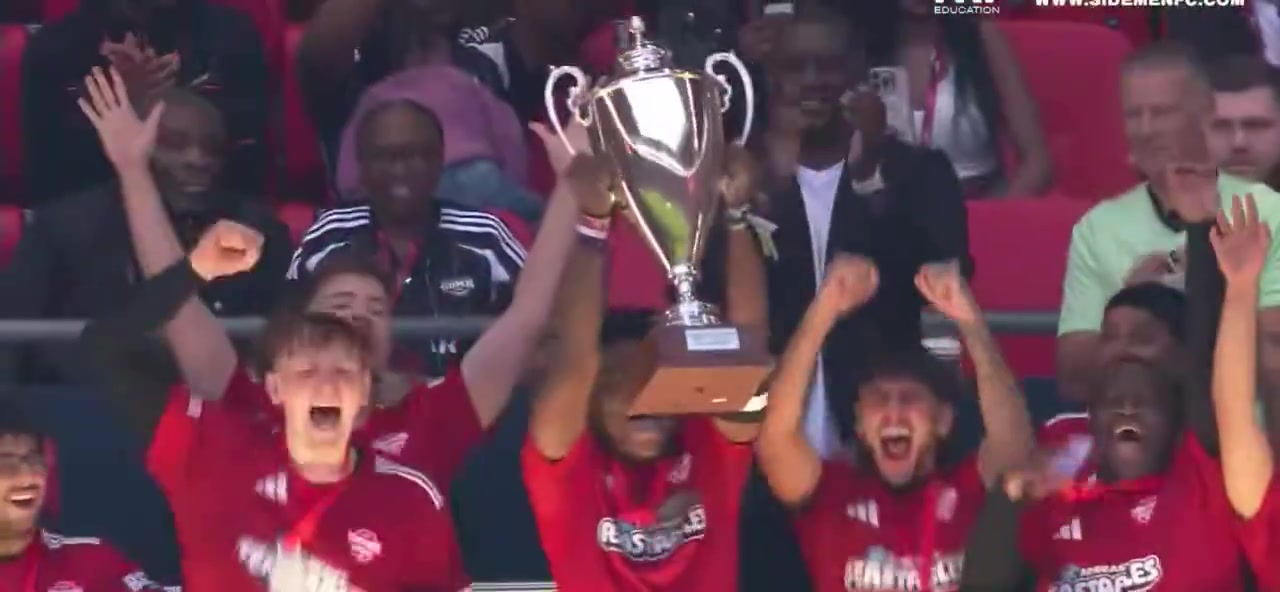 热度爆表?慈善赛speed传射+点球战制胜，9万人观战筹款500万镑