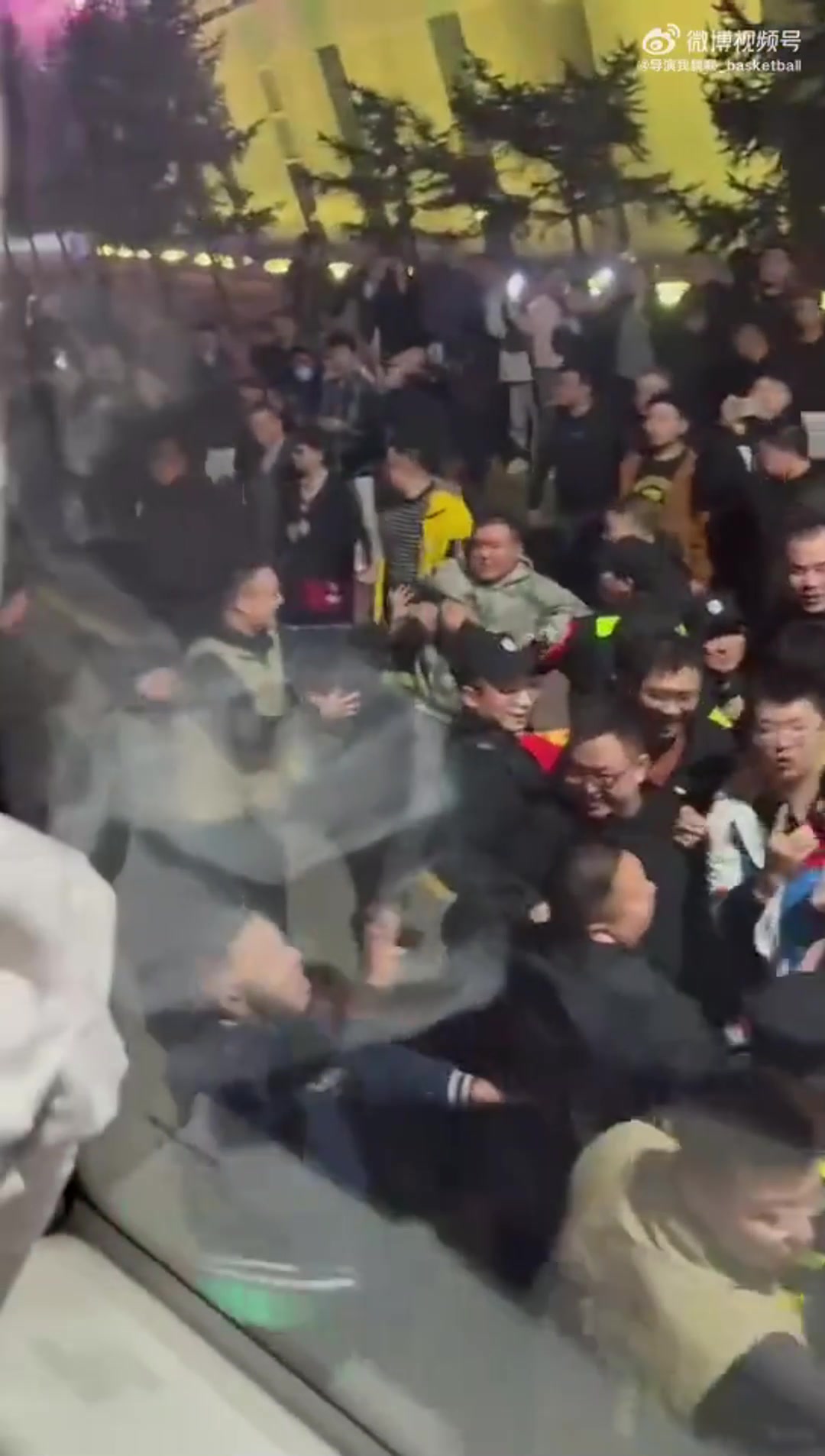 梁子结下了?山西球迷赛后围堵广厦大巴?谩骂声此起彼伏