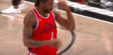 触目惊心！小卡手臂被划出一道长长的血痕 去场边及时止血处理