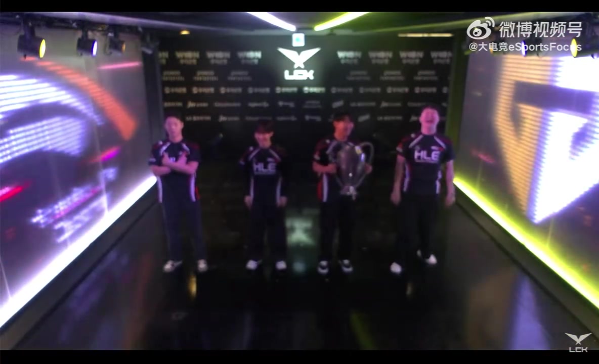 Peanut跟ROX昔日队友Smeb、Kuro、PraY举着OGN和LCK冠军奖杯进场