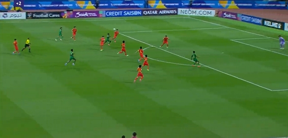 ?超级巨大空挡！国少后防集体漏人成名场面