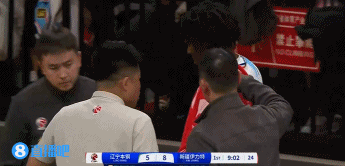 真硬汉啊?新疆外援黑根斯疑似肩膀脱臼 场边临时接上再次登场