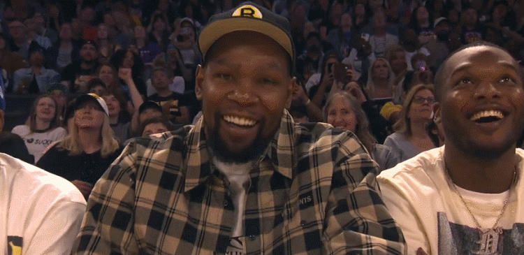 啊哦？杜兰特三天内连续两次观战洛杉矶火花的女篮比赛