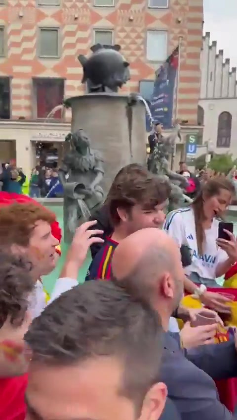 西班牙欧国联决赛对阵葡萄牙，足协主席赛前与球迷载歌载舞