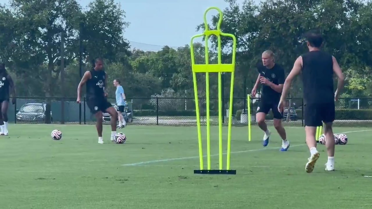 记者：哈兰德与新援谢尔基、赖因德斯正在随队训练，备战世俱杯